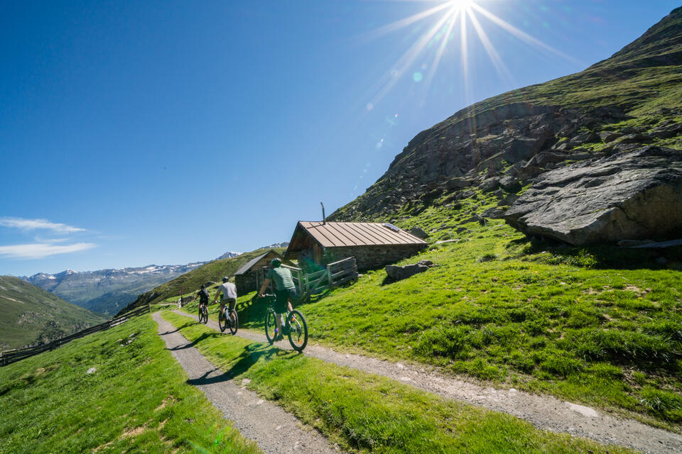 Mountainbiker am Trail mit Blick auf Obergurgl