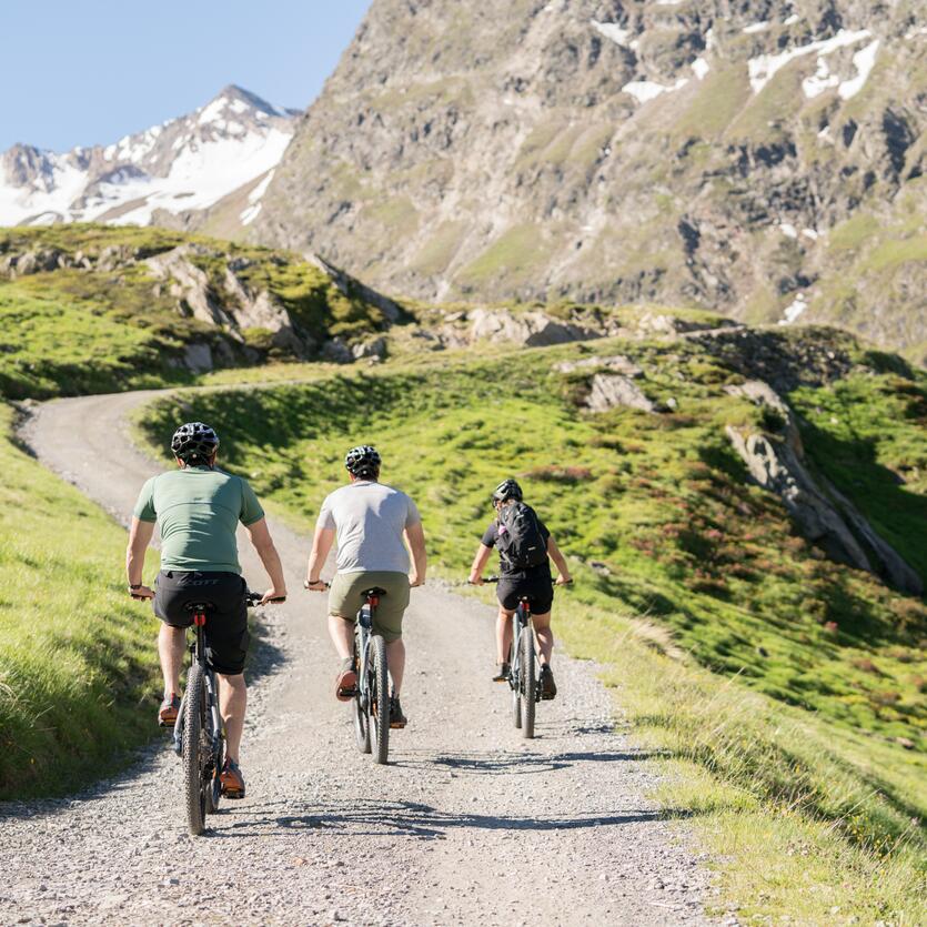 Mountainbiker auf Tour in den Bergen von Obergurgl