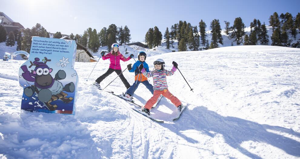 Kinder beim Skifahren in Hochoetz