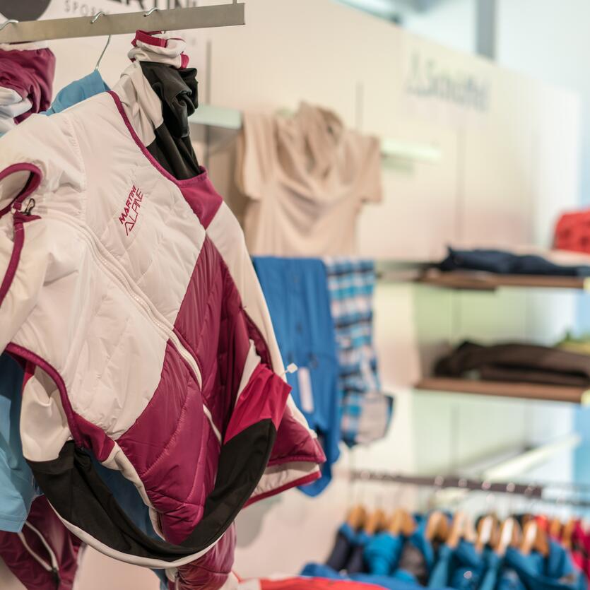 Summer clothing at Scheiber Sport in Obergurgl | © Scheiber Sport